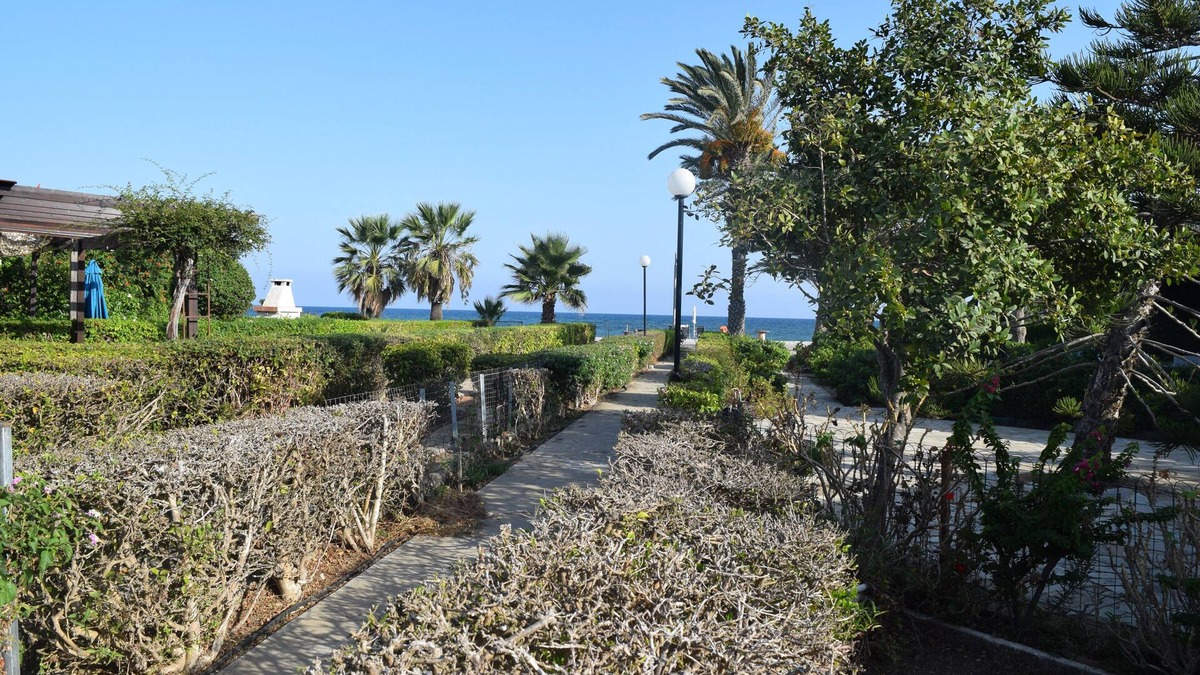 Larnaca House | Cozy holiday beach house 30 steps away from the beach
