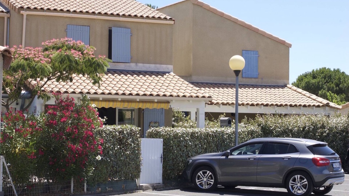 Portiragnes-Plage House | cozy holiday home, comfortable with air conditioning and located by the sea!
