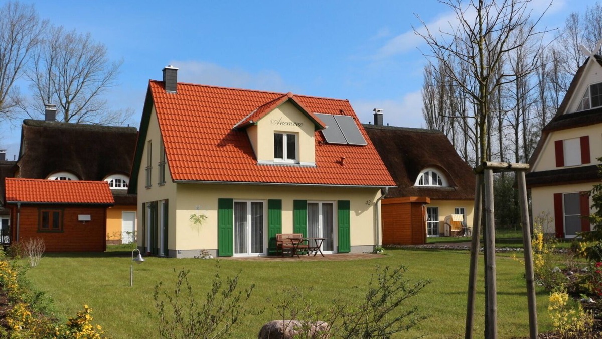 Glowe House | Cozy holiday home 'Anemone' near the beach with a large garden and piano