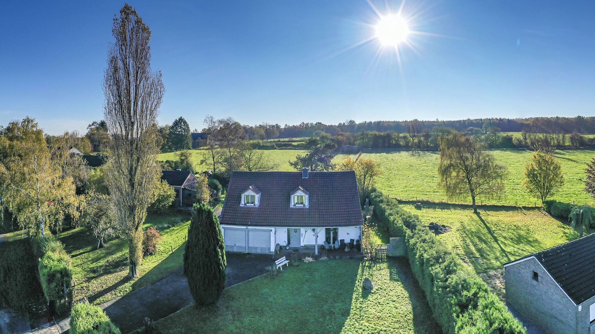 La Reid House | Cozy holiday home in Liege with furnished garden