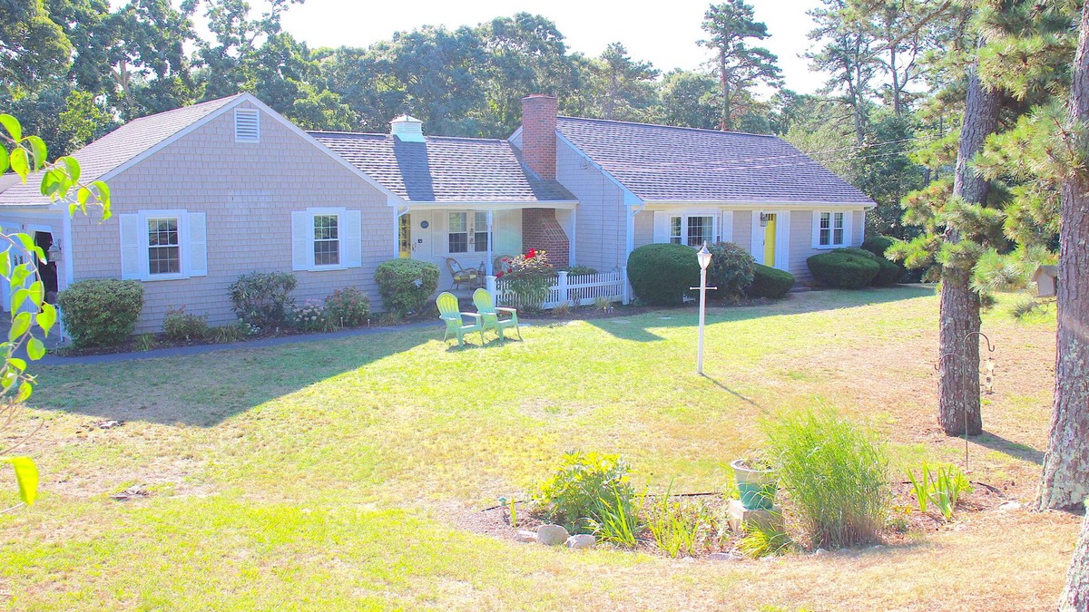East Dennis House | Cozy home close to Dennis beaches *can sleep 8*