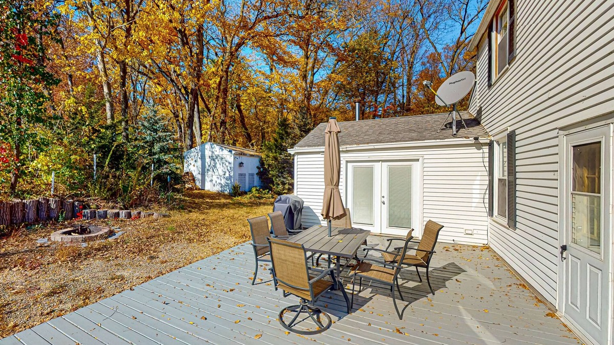 Holcomb House | Cozy home close to lake with patio, porch, W/D, AC, & games