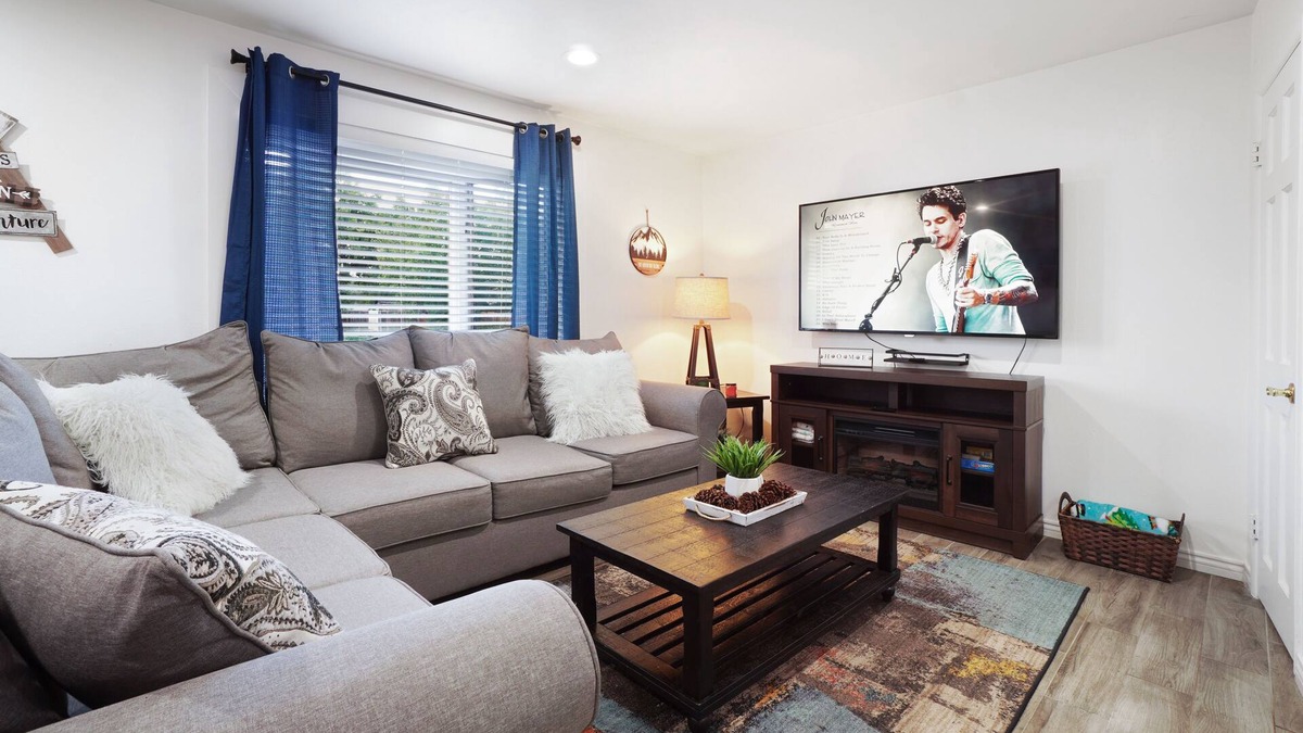 Dupont House | Cozy Home Games+BBQ|Min to Downtown Den & Boulder!