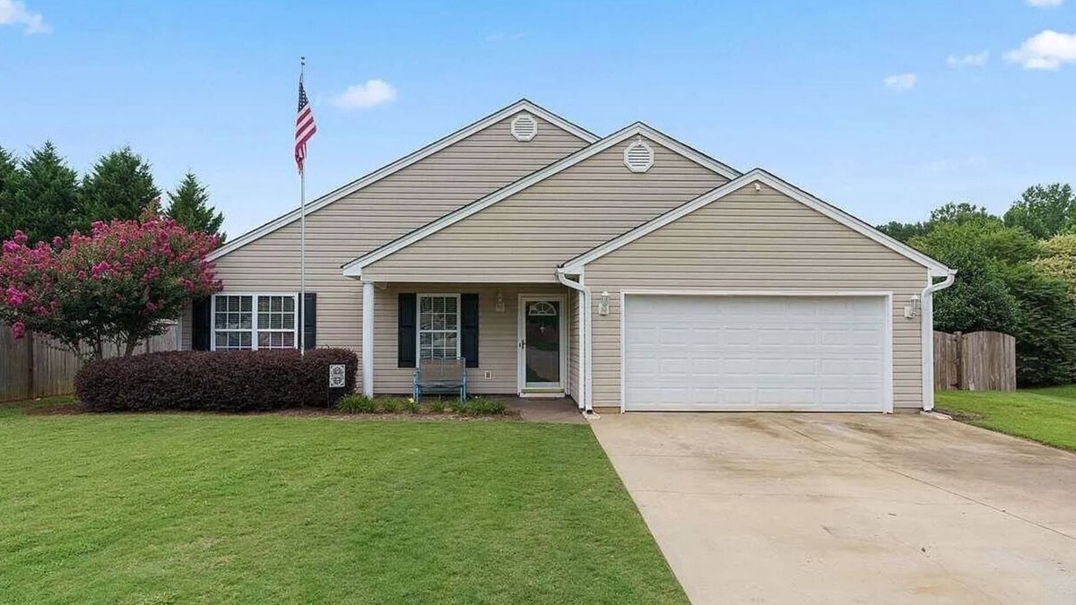 Taylors House | Cozy home in a peaceful neighborhood15 minutes to downtown Greenville and Greer.