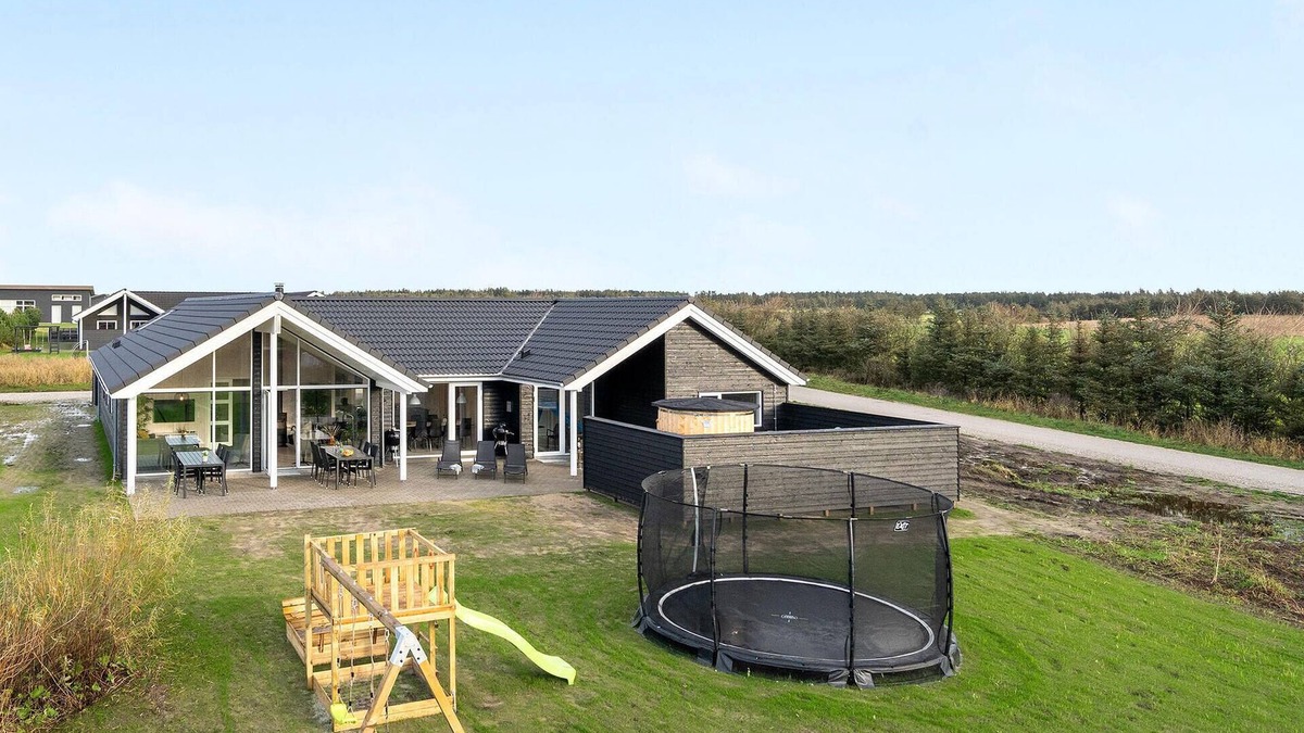 Nr. Lyngby House | Cozy home in Løkken with sauna