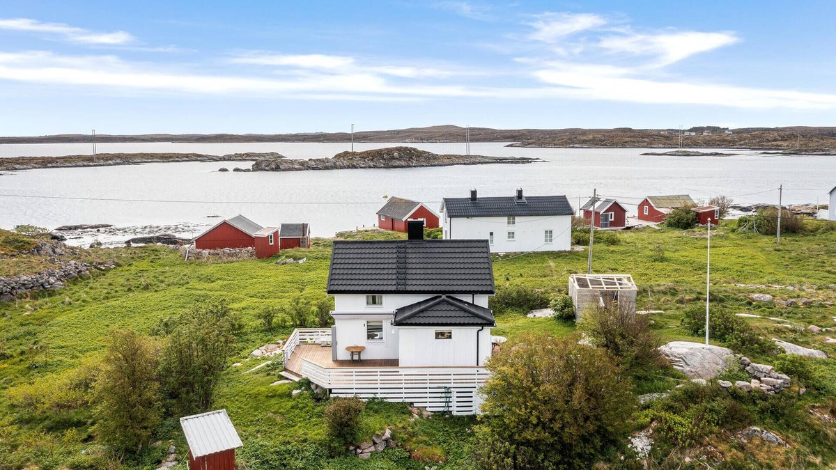 Dyrvik House | Cozy home in Norddyrøy with kitchen