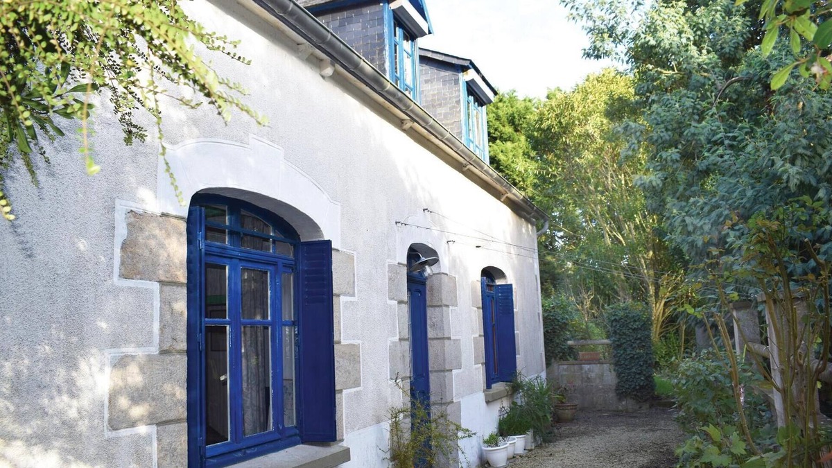 Plourivo House | Cozy home in Plourivo with kitchen