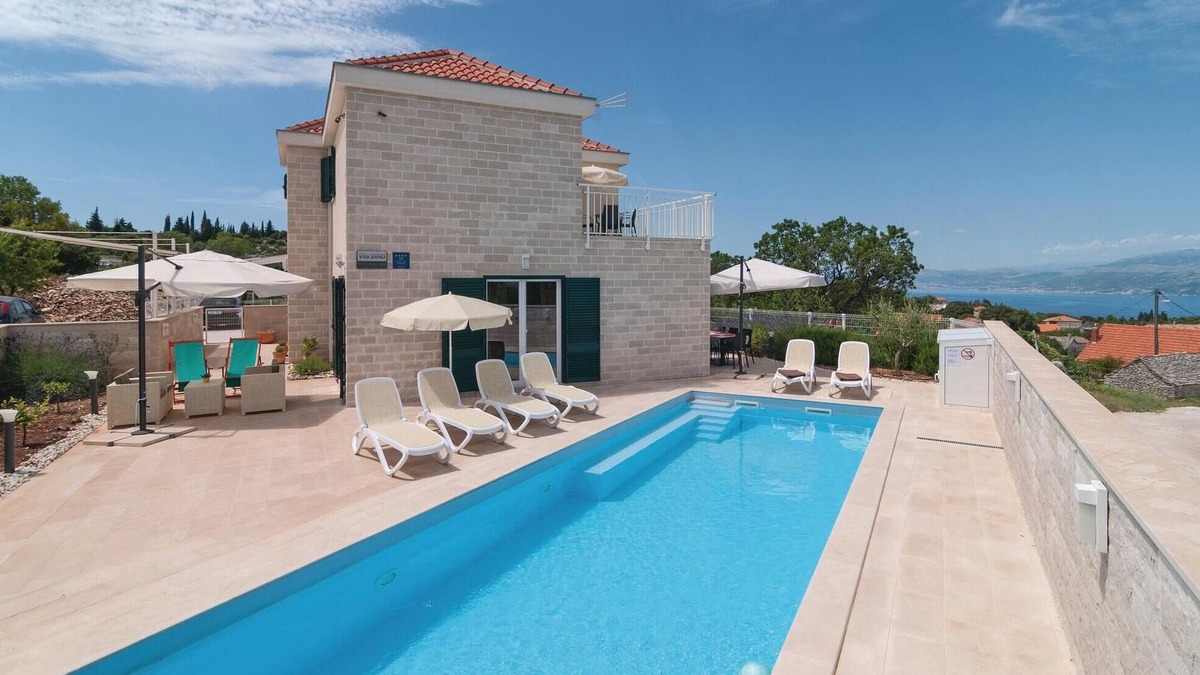 Supetar House | Cozy home in Postira with WiFi