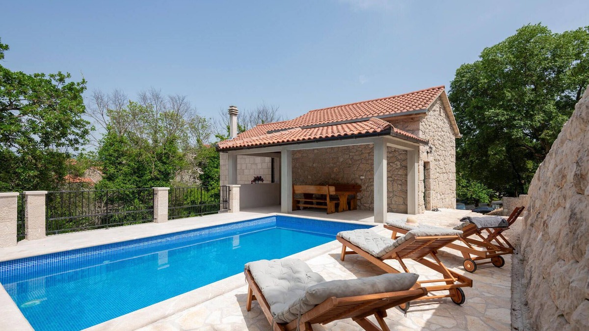Zmijavci House | Cozy home in Zmijavci with kitchen