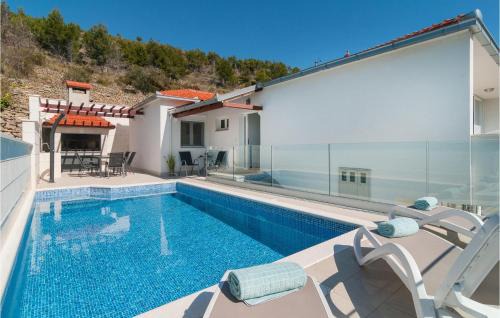 Zrnovnica House | Cozy Home In Zrnovnica With Wifi