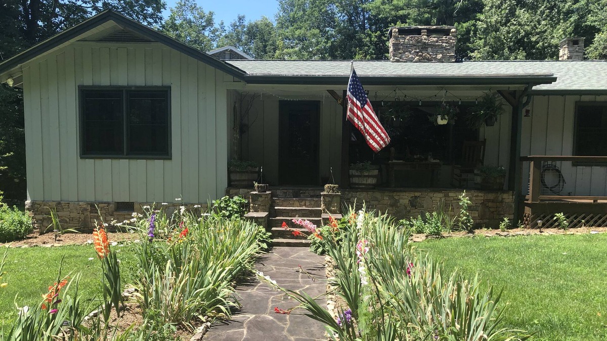 Little Switzerland House | Cozy home just off the Blue Ridge Parkway in Little Switzerland