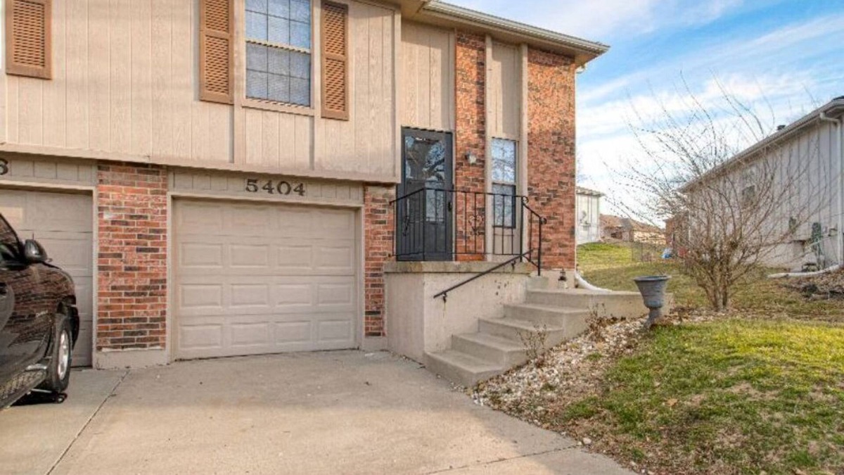 Waldron House | Cozy Home near Airport Zona Rosa shopping centers Restaurants and more