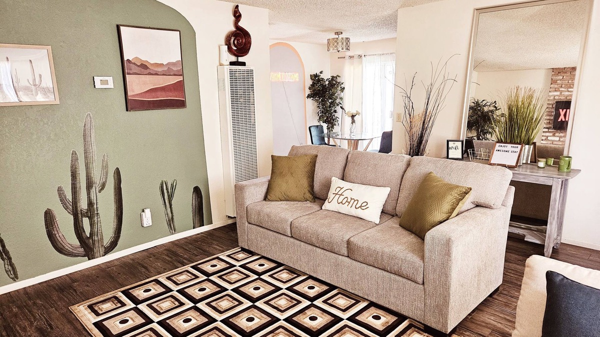 Twentynine Palms House | Cozy Home retreat Near Joshua Tree! OUTDOOR MOVIE FUN, HOT TUB, WIFI, A/C