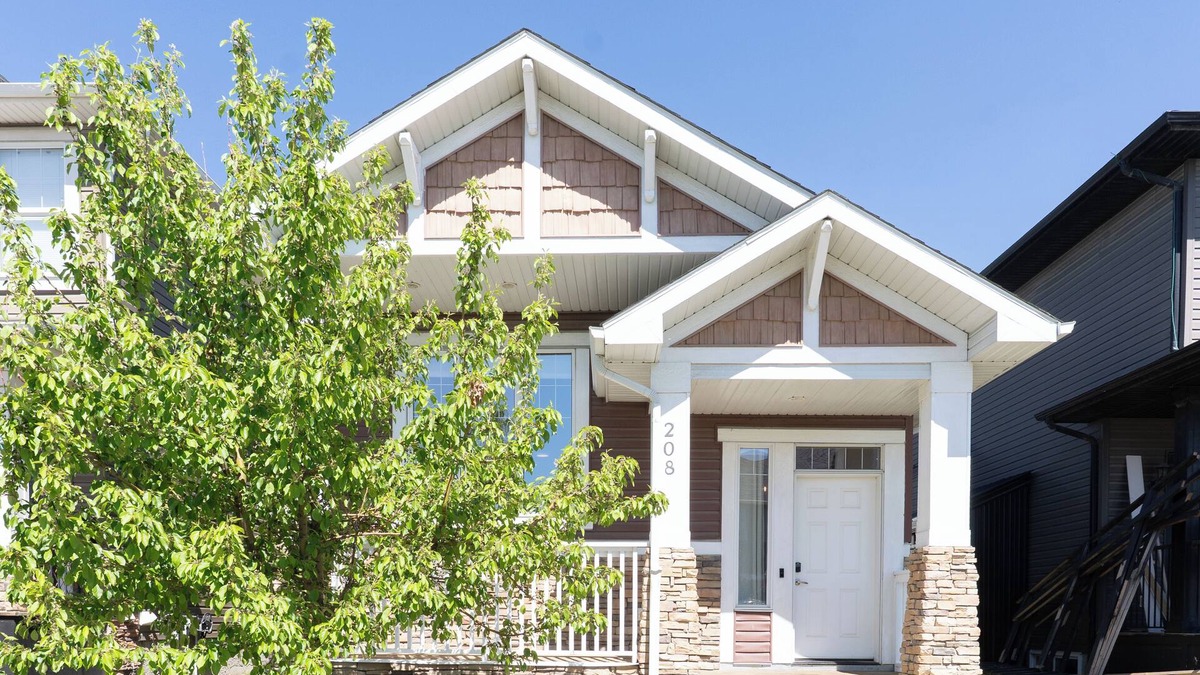 Evanston House | Cozy Home tucked away in Calgary NW. 10 min away from the YYC airport.