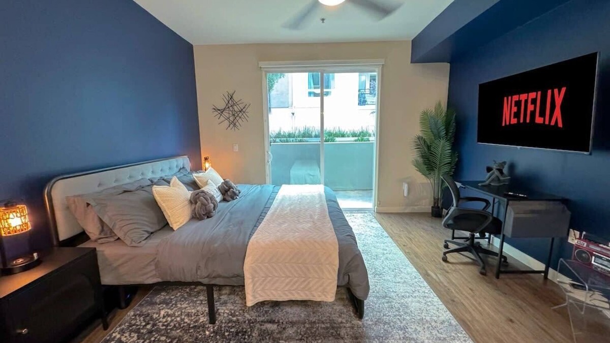 Beverly Hills Apartment | Cozy Home W/Pool & GYM + Parking 10min to Cedars