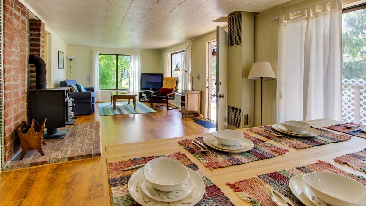 Gearhart Cottage | Cozy home w/private hot tub, near Ridge Trail and golf