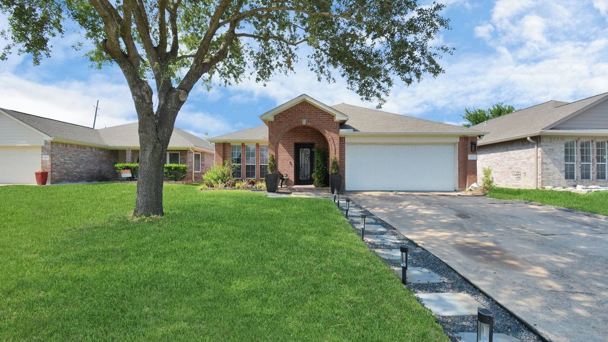 Houston House | Cozy Home w/surrond sound. TV in every room 15 minutes to downtown