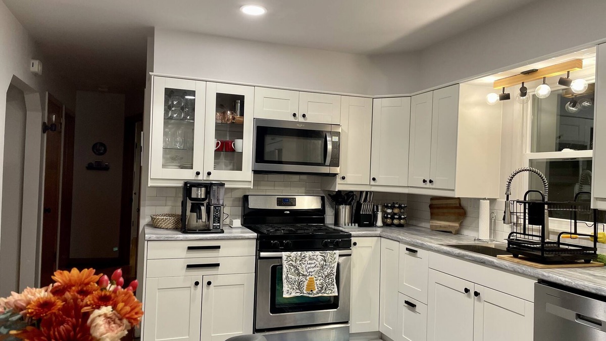 Iowa City House | Cozy Home Walking Distance to the Stadium and Downtown! Kid and Pet Friendly.