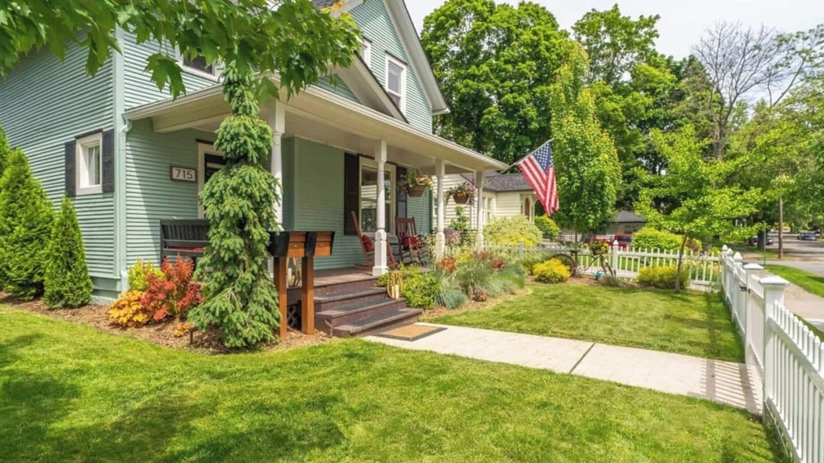 Garden District House | Cozy Home-Winter Outdoor Igloo-Hot Tub-Fire Pit-Downtown-Family Joy-King Bed