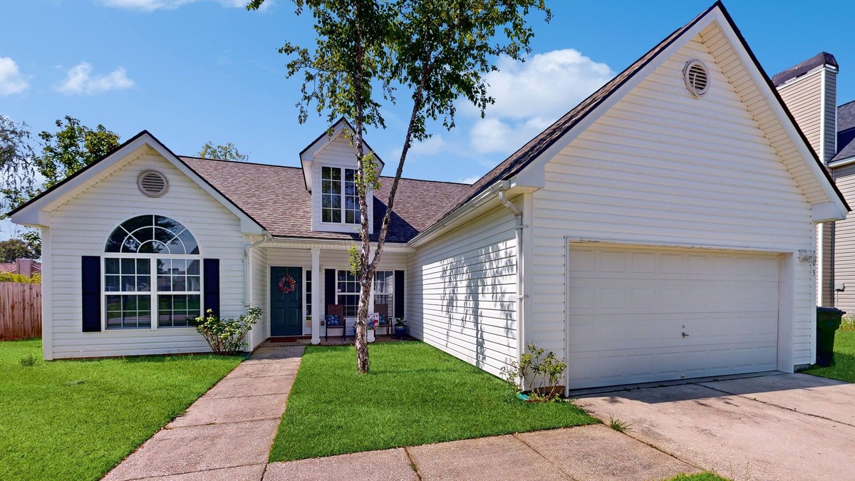 Goose Creek House | Cozy home with fireplace,gas grill,netflix and dog friendly