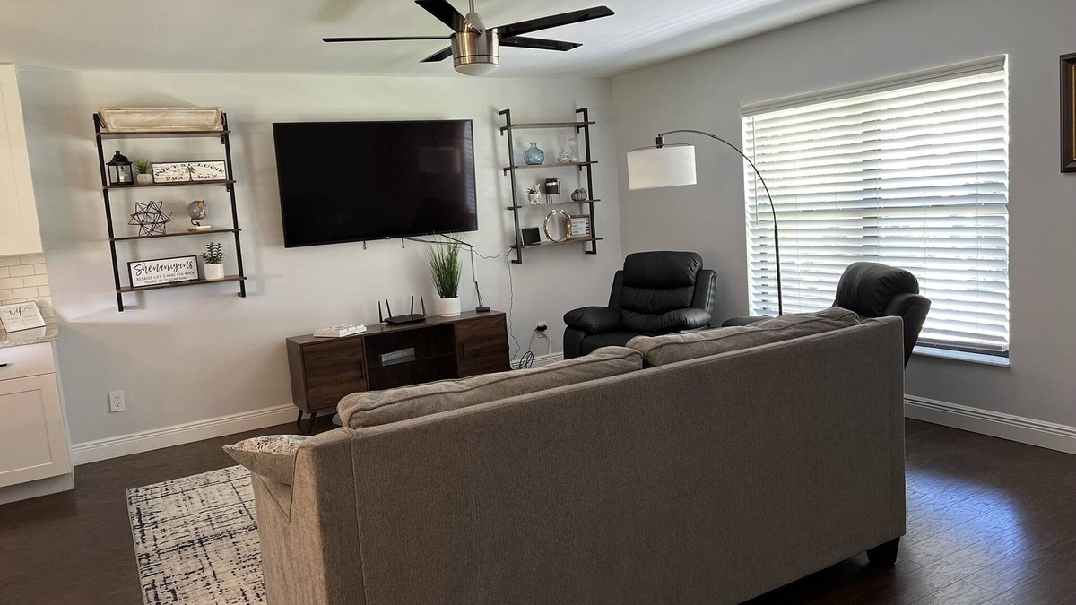 Port Saint Lucie House | Cozy home with great big backyard shade tree