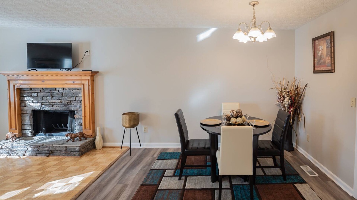 Douglasville House | Cozy home with indoor fireplace (pet friendly!)