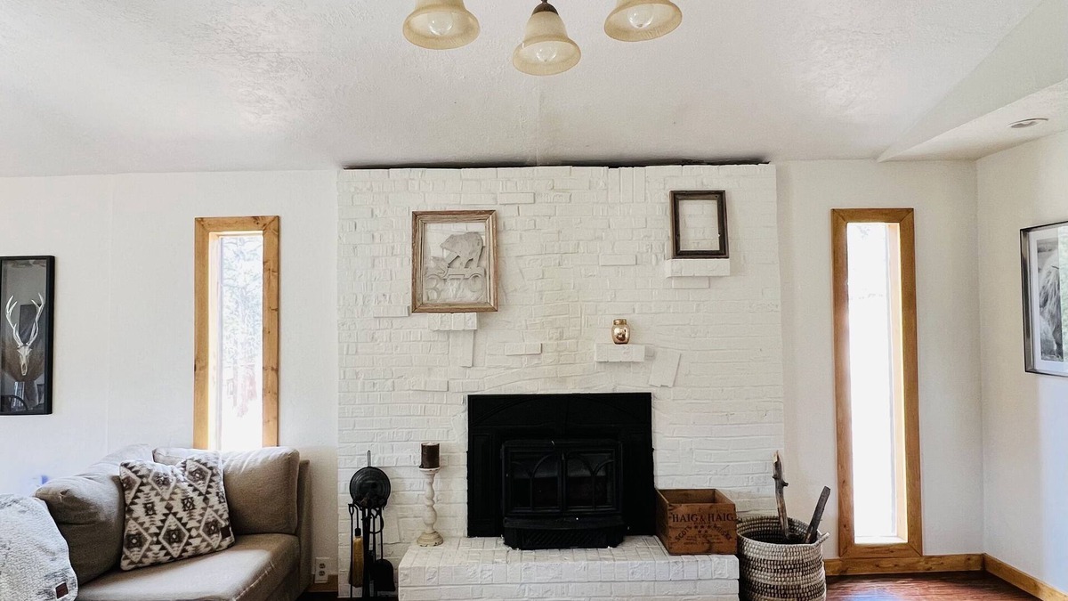 Bailey House | Cozy home with Mountain Views, Indoor Fire Place, Pet & Family Friendly