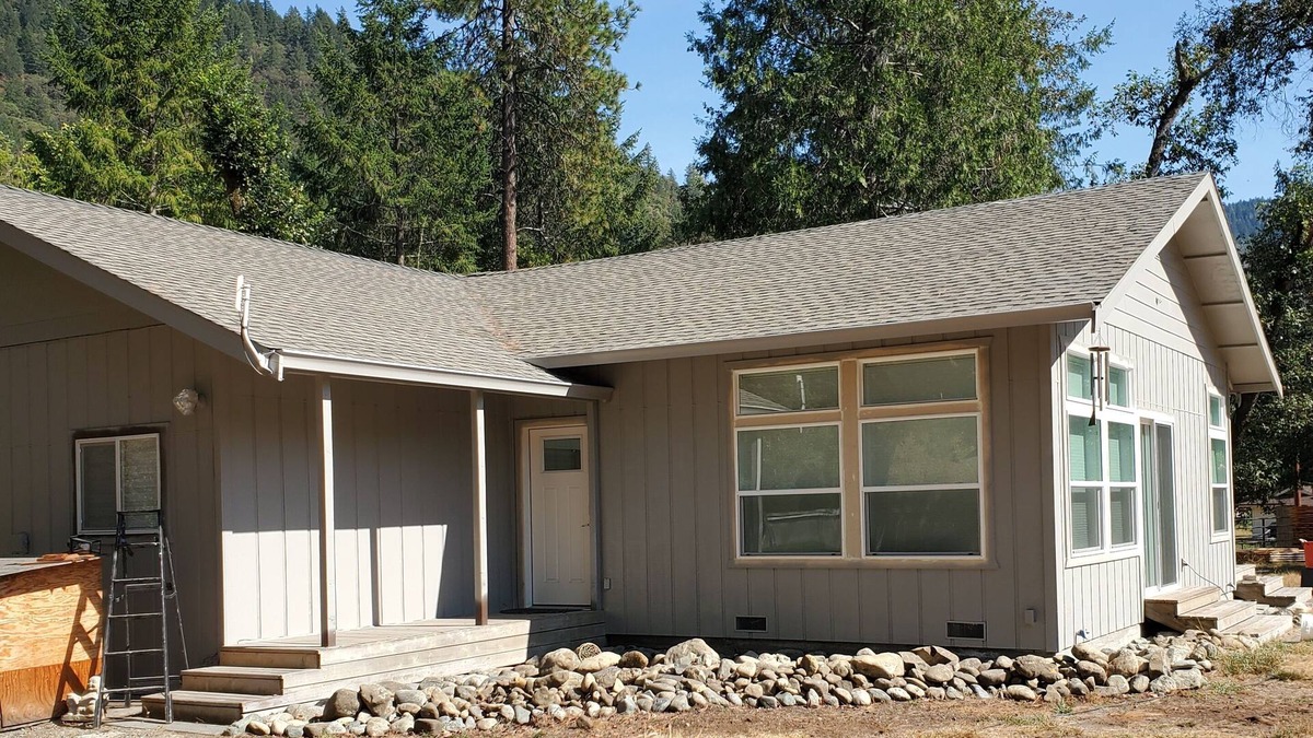 Willow Creek House | Cozy home with pool, next to golf course, 5 min from the river