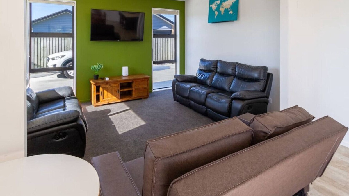 Hornby House | Cozy Hornby Bungalow with Garage