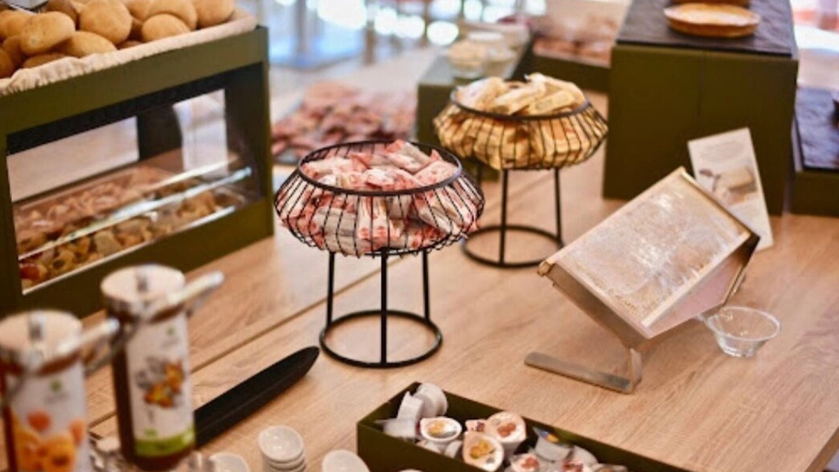 Cagnona Hotel | Cozy Hotel Double Room Breakfast Buffet Included