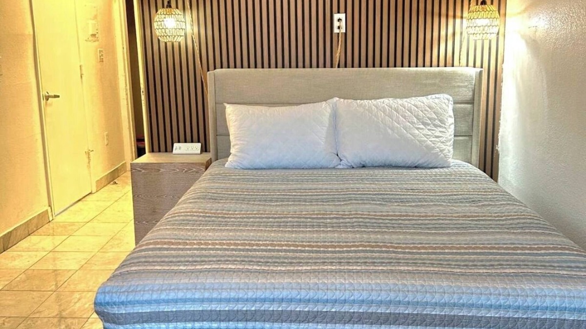 Flamingo/Lummus Hotel | Cozy hotel room 270 sqf with WiFi, AC in amazing Miami Beach