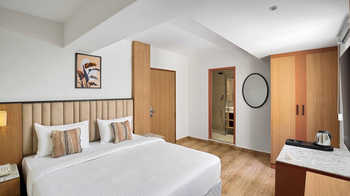 Thousand Lights House | Cozy Hotel Room in heart of the city NR Apollo