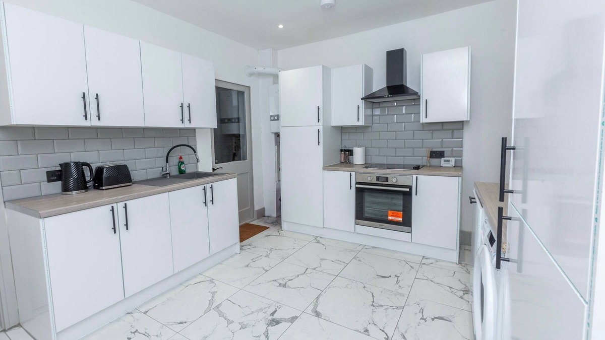 Gillingham House | Cozy House In Medway-sleeps10-garden-freeparking