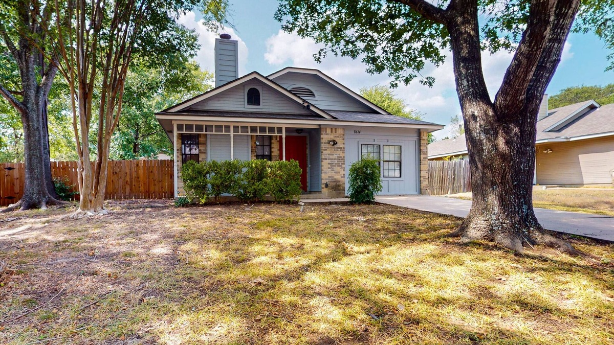 Buckingham Estates House | Cozy house in South Austin w/full kitchen, living room, WIFI, enclosed backyard