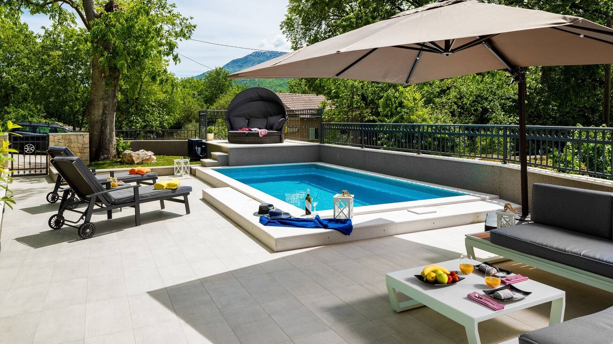 Dugopolje House | Cozy house Mia with private heated pool, jacuzzi, BBQ.