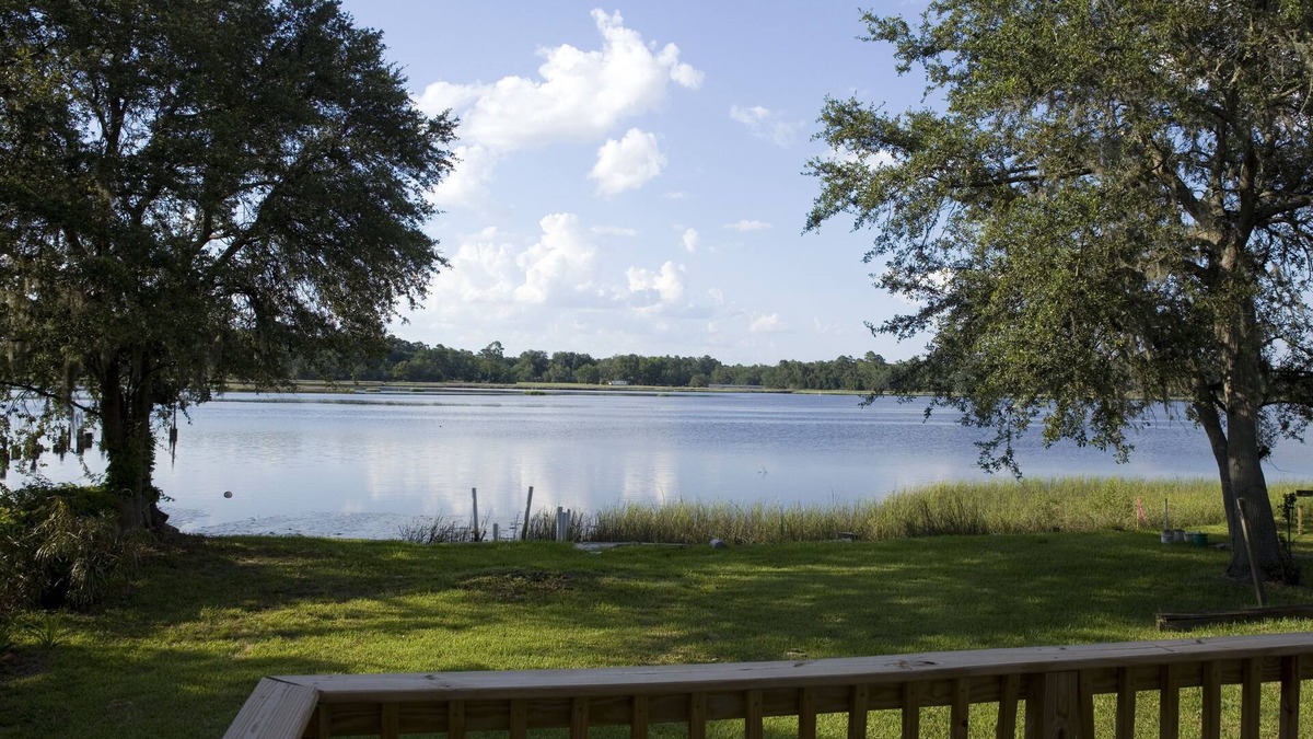Northside House | Cozy house on the river, enjoy the view or fish right off the river bank