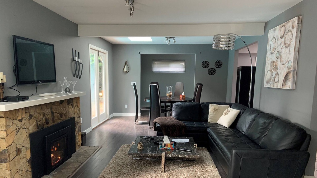 District of North Vancouver House | Cozy house with heated pool