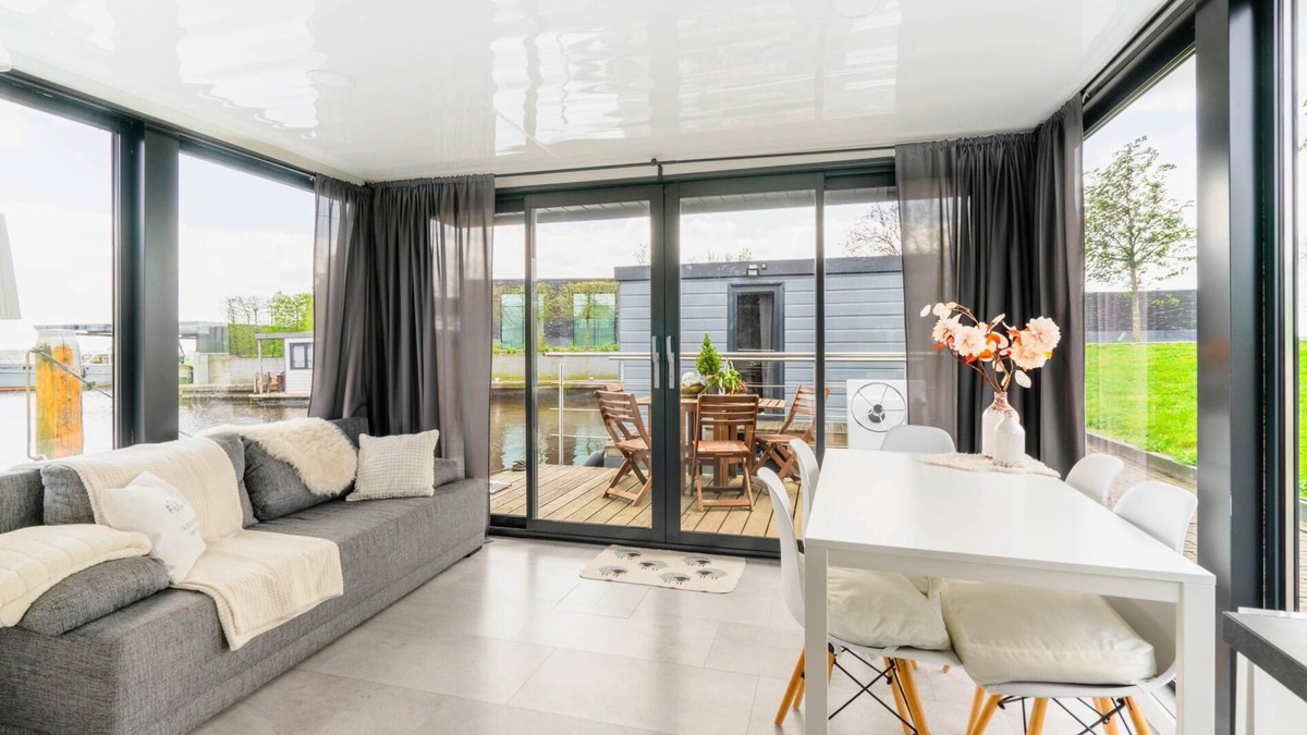 Zwartsluis Boat Rental | Cozy Houseboat in Zwartsluis