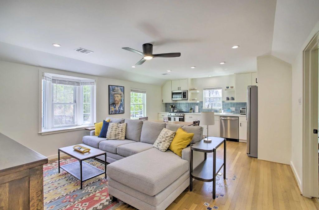 South Central Houston Apartment | Cozy Houston Retreat with Yard about 3 Mi to Dtwn!