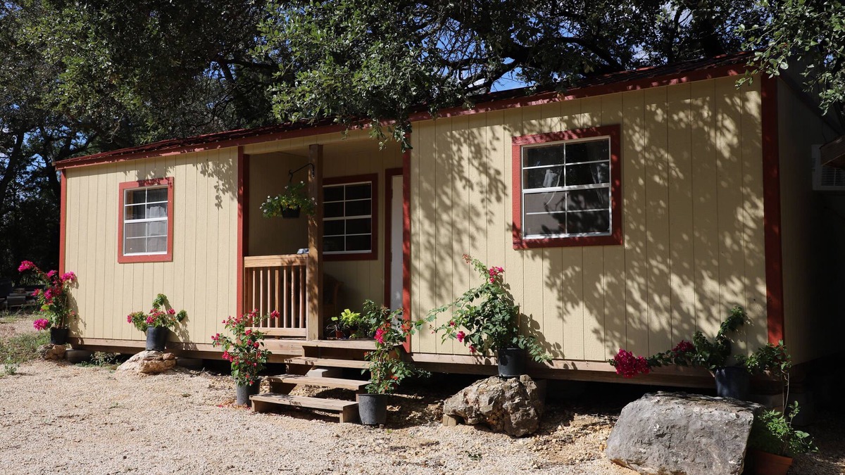 Hondo Cabin | COZY HUNTER'S CABIN IN THE HILL COUNTRY with detached bathroom