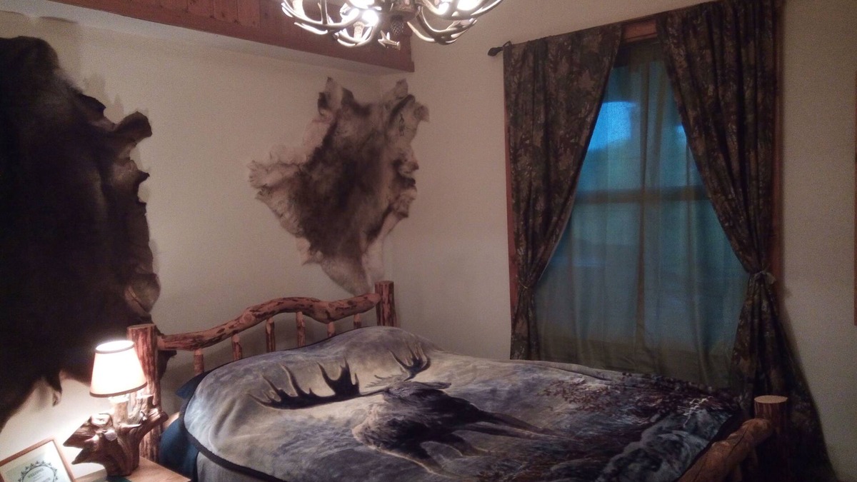 Cohoe Bed & Breakfast | Cozy hunter themed room with hot breakfast