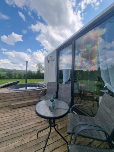 Sendvario seniunija House | Cozy Hut with the included Hot Tub-Prime Rentals