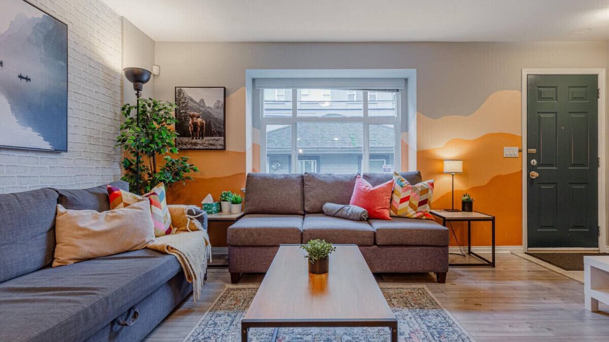 Downtown Eastside House | Cozy Industrial Townhouse, King Bed, 3 Min to Downtown