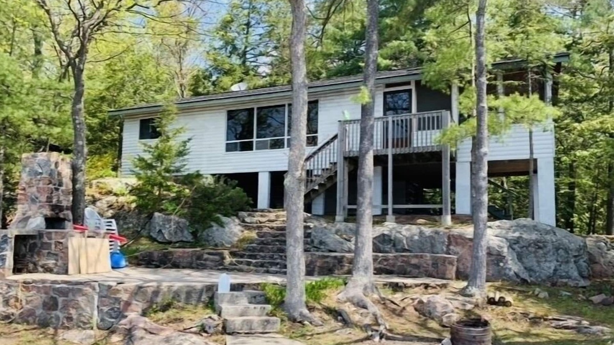 Selwyn Cottage | Cozy Island Cottage located on Lower Buckhorn Lake