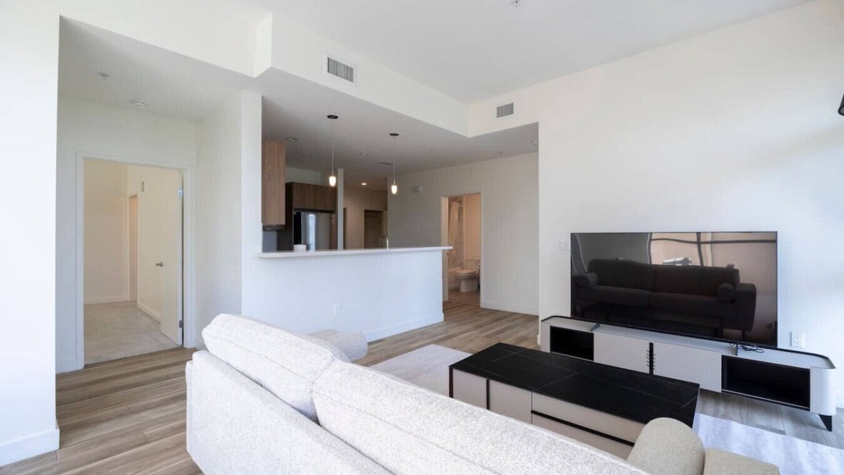 Wilshire Apartment | Cozy K-Town 2B2BA w/Balcony (ID266)