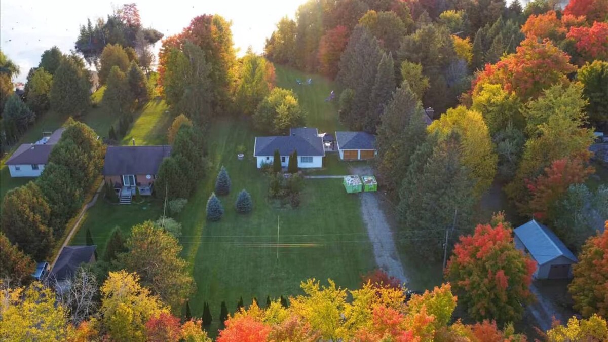 Victoria Road Cottage | Cozy Kawartha Waterfront Cottage 4 Bedrooms