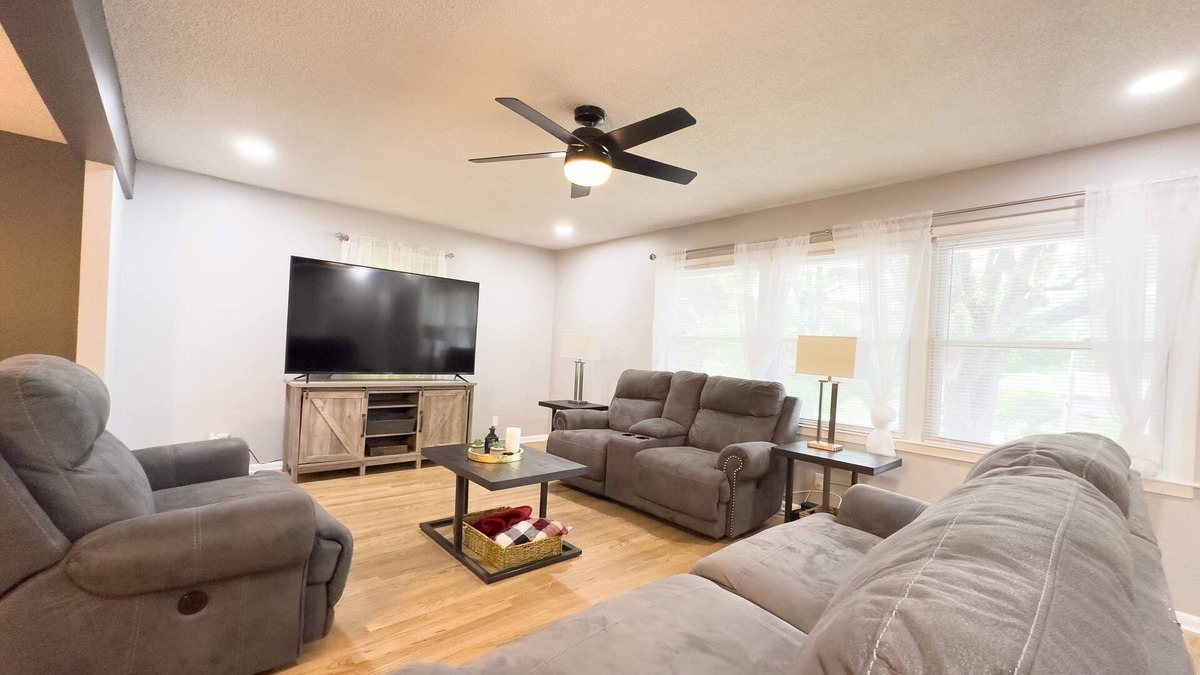 Kansas City House | Cozy KC Home 6 beds Arcade & Pool Table 15Min> PNL