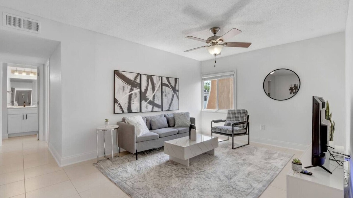 SoHo Apartment | Cozy King APT near Bayshore! Pool/gym/FREE parking