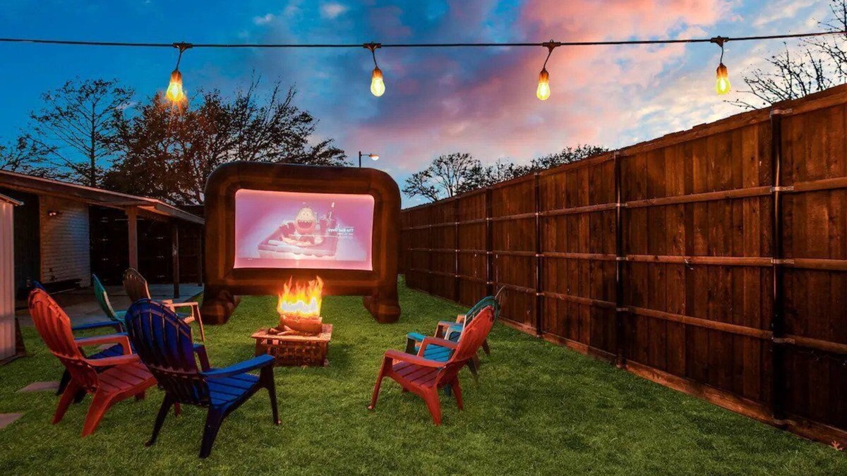 Plano House | Cozy, KING BED, Outdoor Movie Theater, Fire Pit