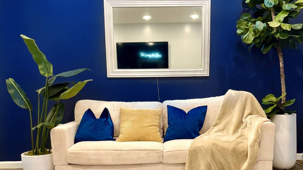 East Orange House | Cozy King Bed suite w/free Parking ,Self check in and WiFi